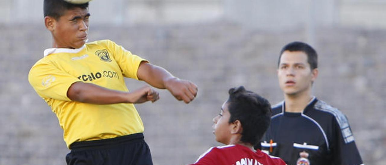 El central local cabecea ante el delantero Ángel.