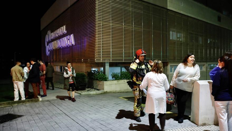 La intervención de los bomberos de Gijón en el Hospital Covadonga, en imágenes