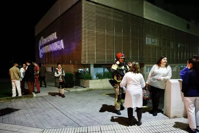 La intervención de los bomberos de Gijón en el Hospital Covadonga, en imágenes