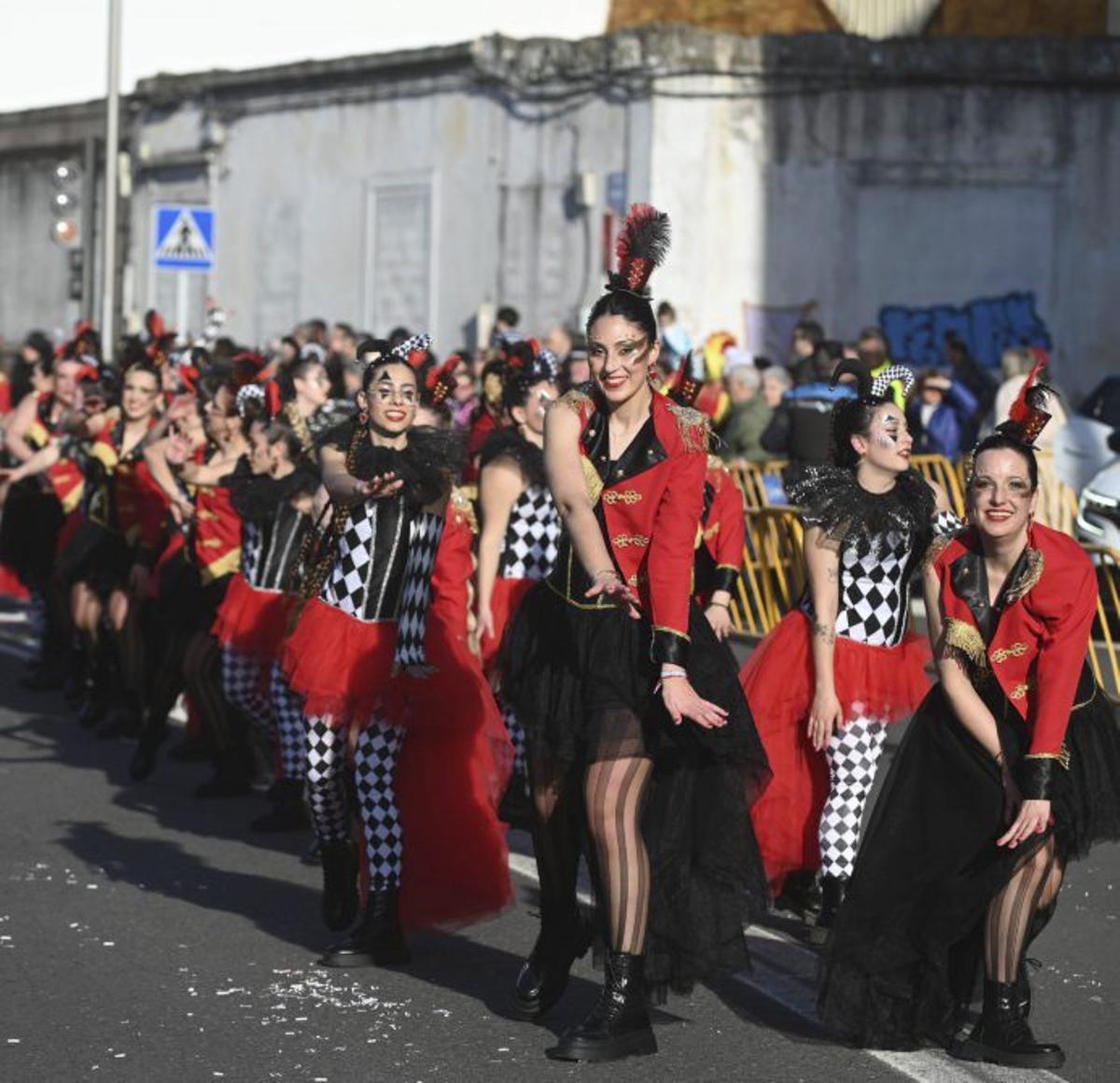 Diferentes disfraces de grupos que participaron ayer en el Entroido marinense. | RAFA  VÁZQUEZ