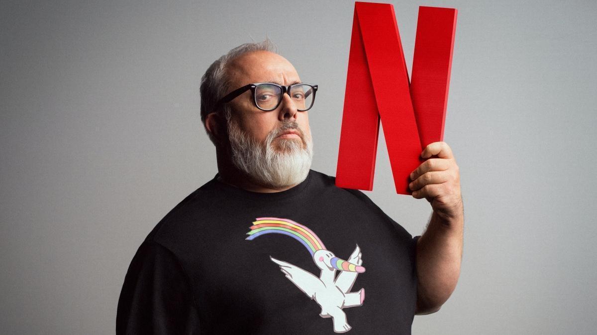 Álex de la Iglesia con el logo de Netflix.