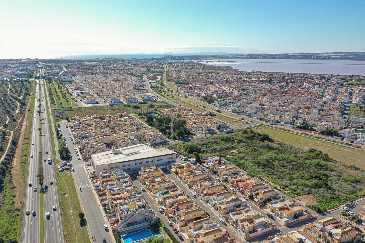 Panorámica de las áreas residenciales de Torrevieja junto a la laguna