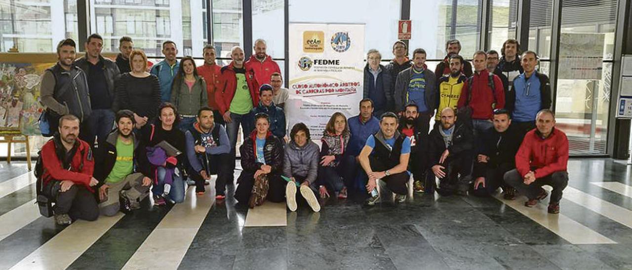 Los participantes en el curso de árbitros de las carreras de montaña.