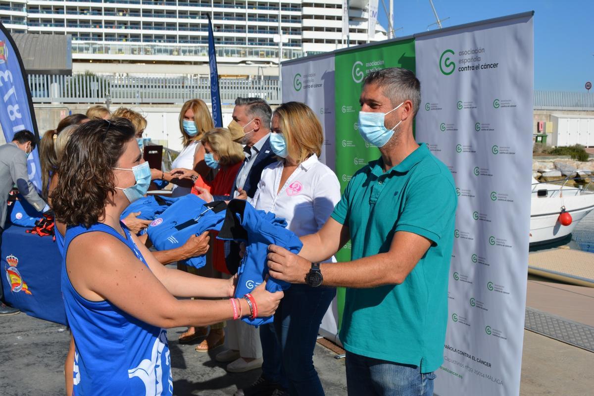 Entrega de chalecos a las participantes