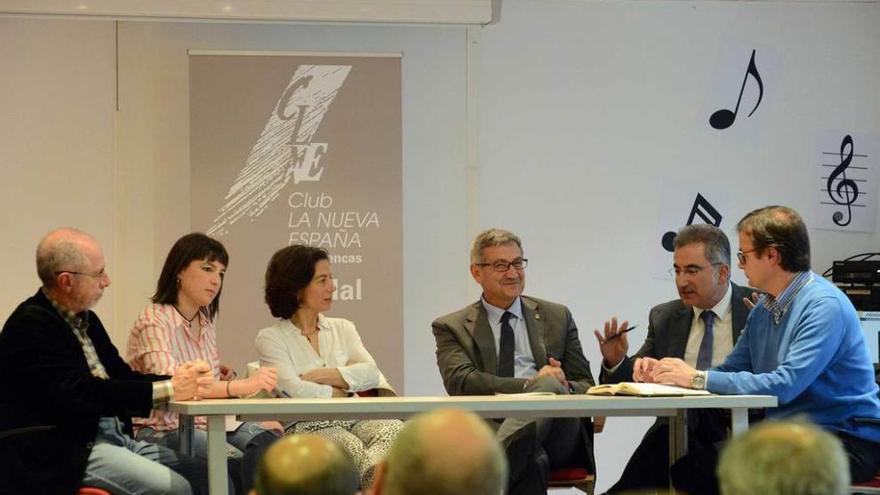 De izquierda a derecha, Jorge Marquínez, María González, Asun Cámara, Santiago García Granda, Fermín Rodríguez y Ricardo Montoto, ayer, en el salón de actos de la Casa de la Música de Mieres.