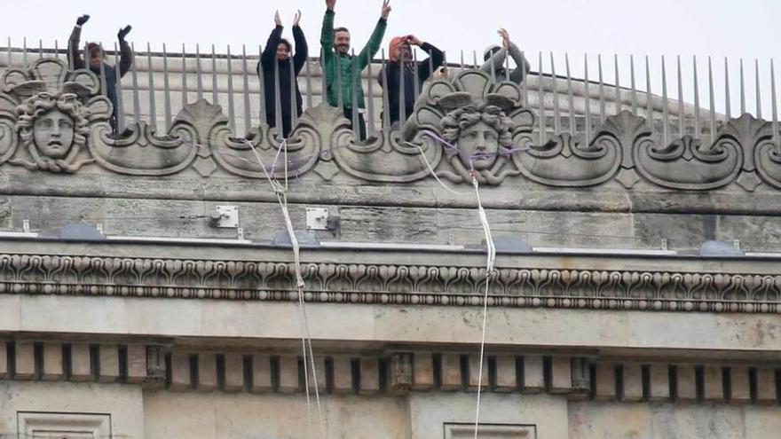 Miembros de Greenpeace protestan en el Arco de Triunfo de París.