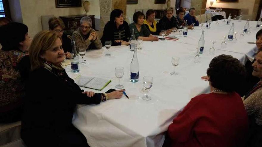 Tertulia café de mujeres socialistas, ayer, en el Parador de Turismo de Zamora.