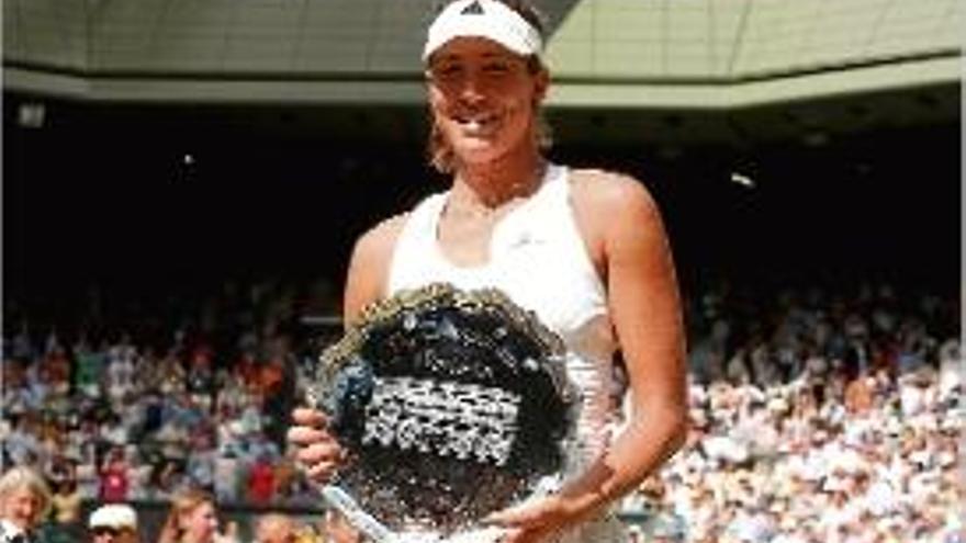 Garbiñe Muguruza amb el títol de sotscampiona de Wimbledon.