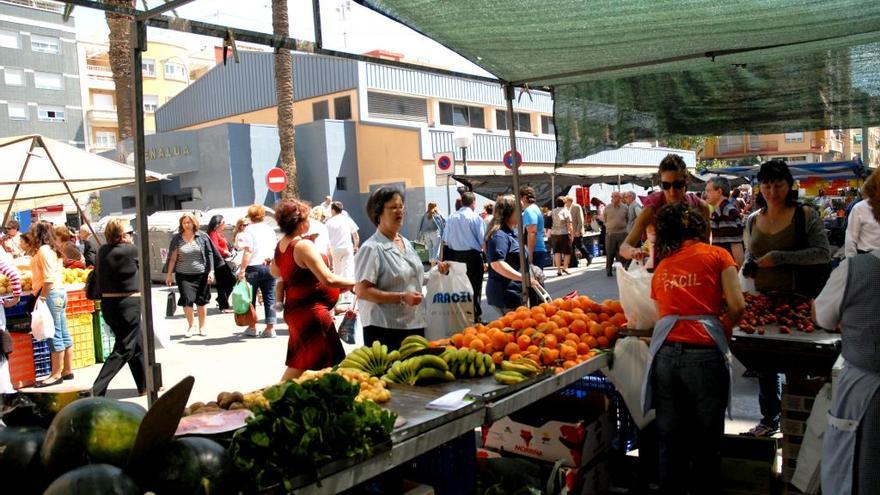 Los mercadillos municipales de Alicante se instalarán mañana en lugar del sábado