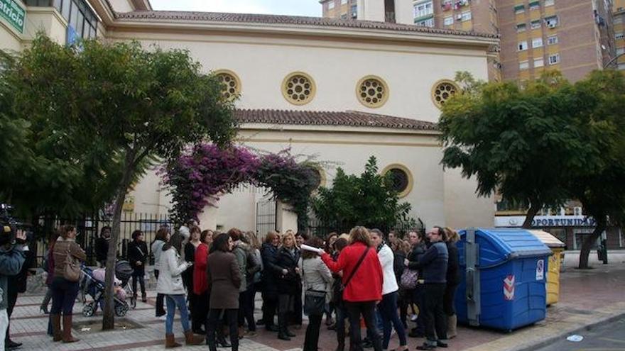 Una concentración de madres en el Colegio San Patricio.