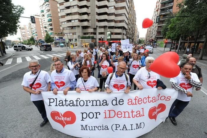 Manifestación de afectados por el cierre de iDenta