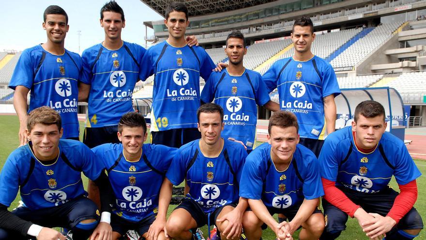 Roque Mesa -2ºd, fila inferior-, junto a Aythami Álvarez (1ºi, fila superior), Vicente Gómez, Juanpe, Viera, Vitolo, Raúl Lizoain, José Artiles, Hernán, Roque y el meta Alejandro, en 2010.