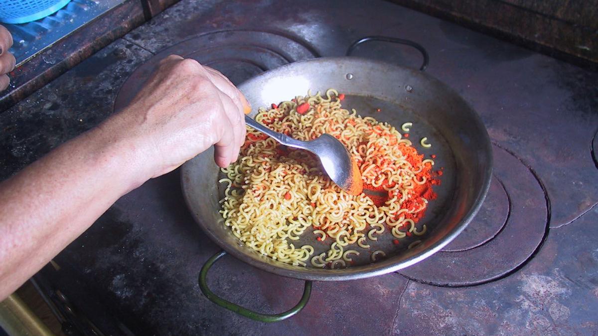 Preparación de una Fideuá.
