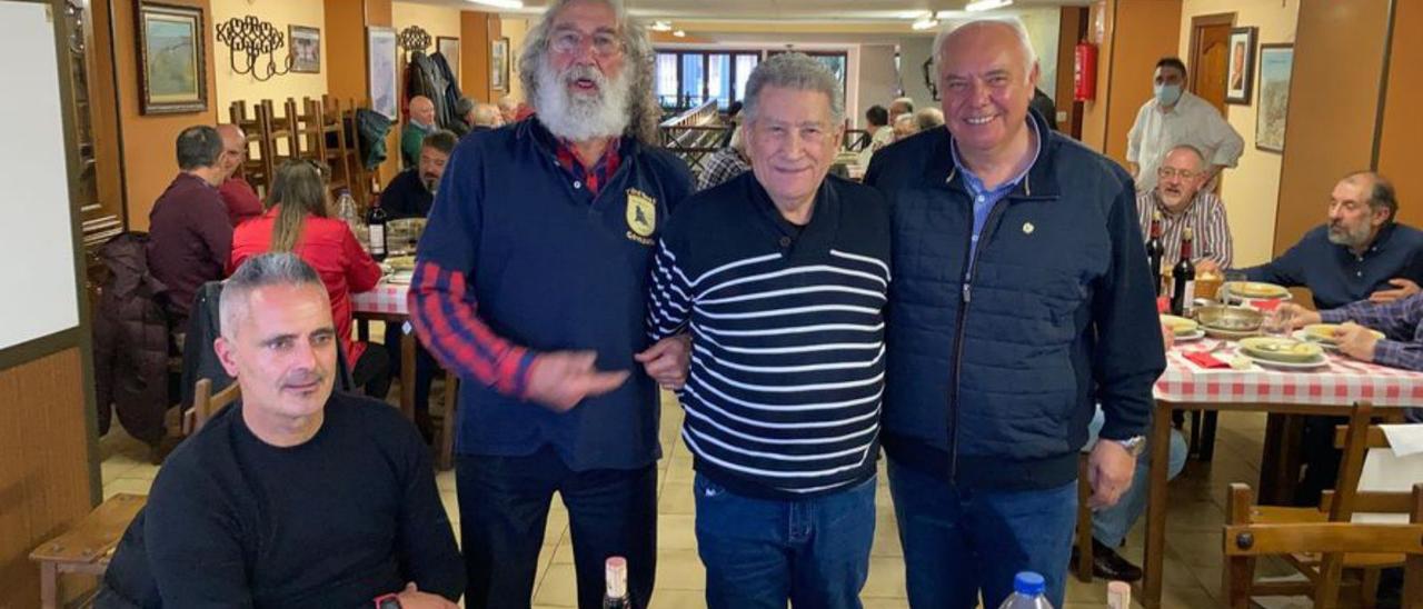 Gonzalo García, Bernardo Maribona y Carlos Cotero, ayer, rodeados por otros asistentes a la comida de piragüistas veteranos. | F. L. J.