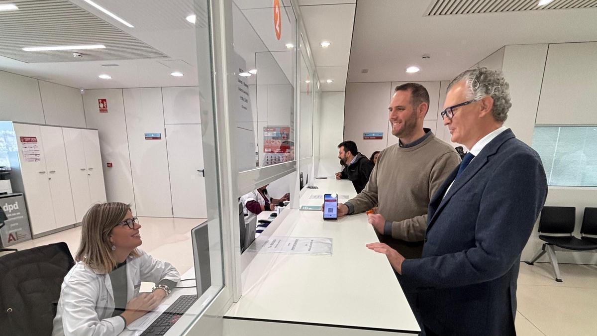 Pedreño en la presentación de la tarjeta sanitaria virtual en el centro de salud de Beniel.