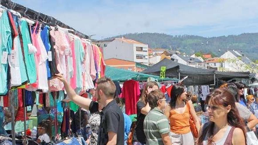 Mucha gente visitó los puestos en el paseo marítimo. // Santos Álvarez