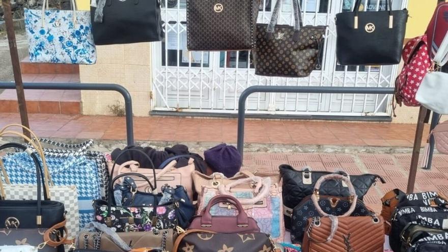 Incautan más de 50 bolsos de marca falsificados en Tenerife