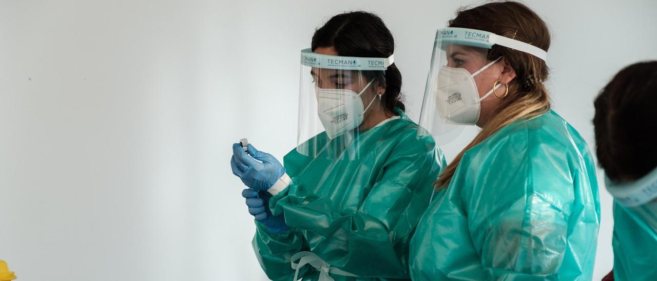 Dos sanitarias durante la campaña de vacunación contra el covid, en una imagen de archivo.