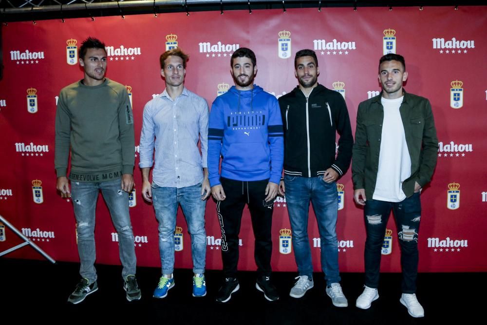 Acto en el Carlos Tartiere en el que varios futbolistas juegan al futbolín con aficionados