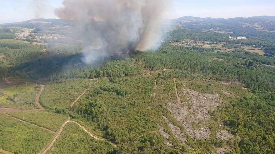 El fuego se inició poco antes de las 12.00 horas, cerca de la autovía. // @BMarroxo