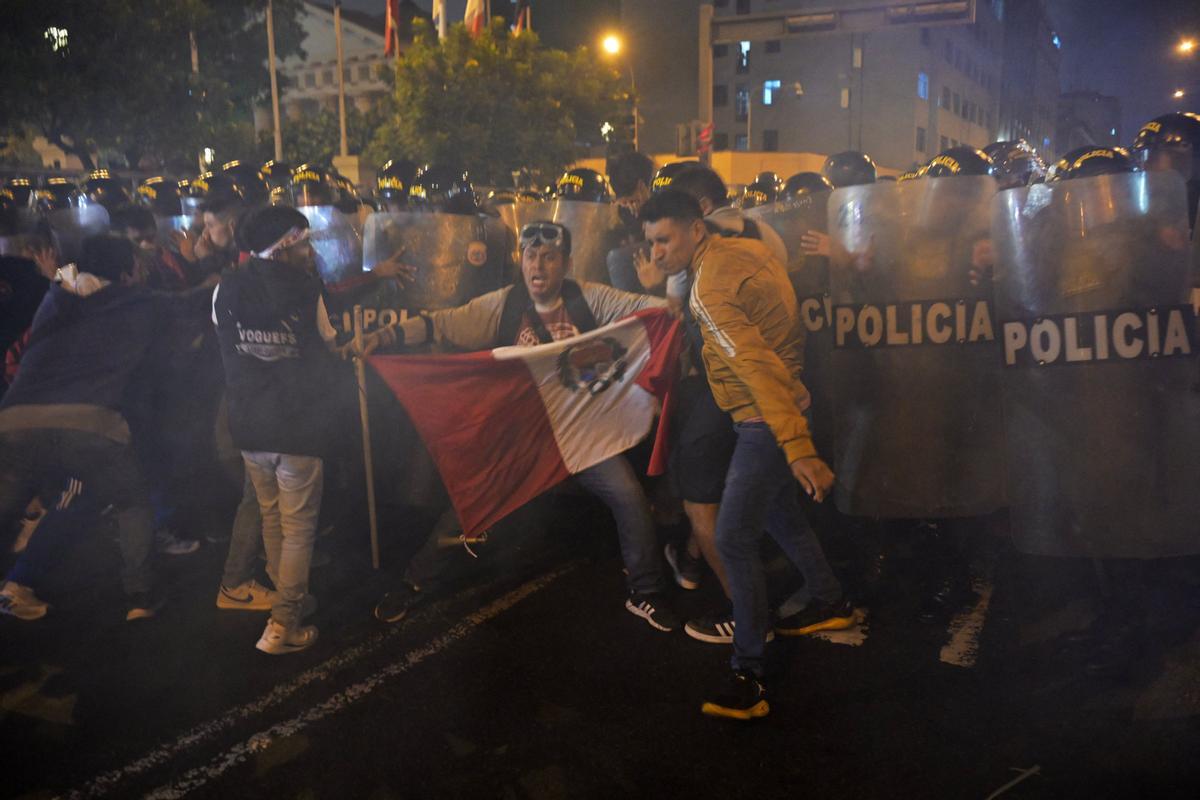 La Policía retira a manifestantes que llegaron hasta los exteriores del Congreso de Perú