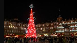 El árbol de Navidad diseñado por Roberto Verino en la Plaza Mayor de Madrid.
