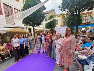 Villaviciosa convierte la calle en pasarela de moda: éxito del desfile del comercio local para mostrar sus últimas propuestas