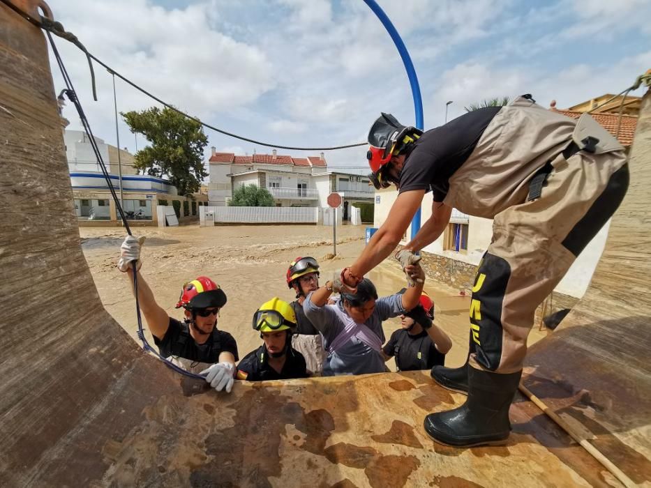 Efectivos de bomberos y de la Unidad Militar de Emergencias rescatan a vecinos en Los Alcázares