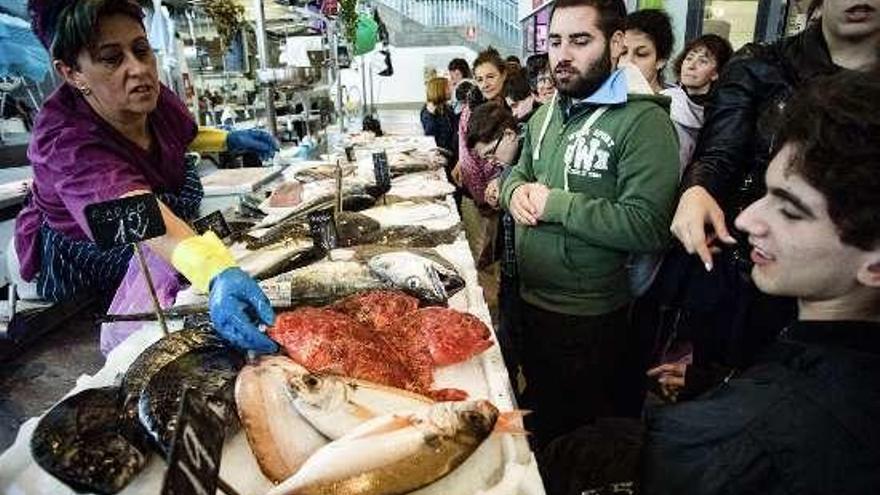 Un puesto de venta en la plaza de Vilagarcía. // Iñaki Abella