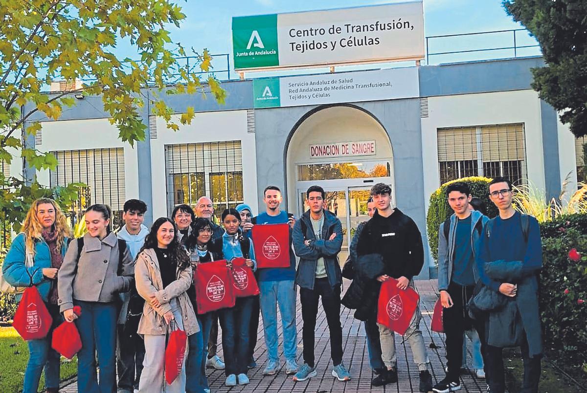 Visita de profesores y alumnos del IES Zoco de Córdoba al Centro de Transfusión.