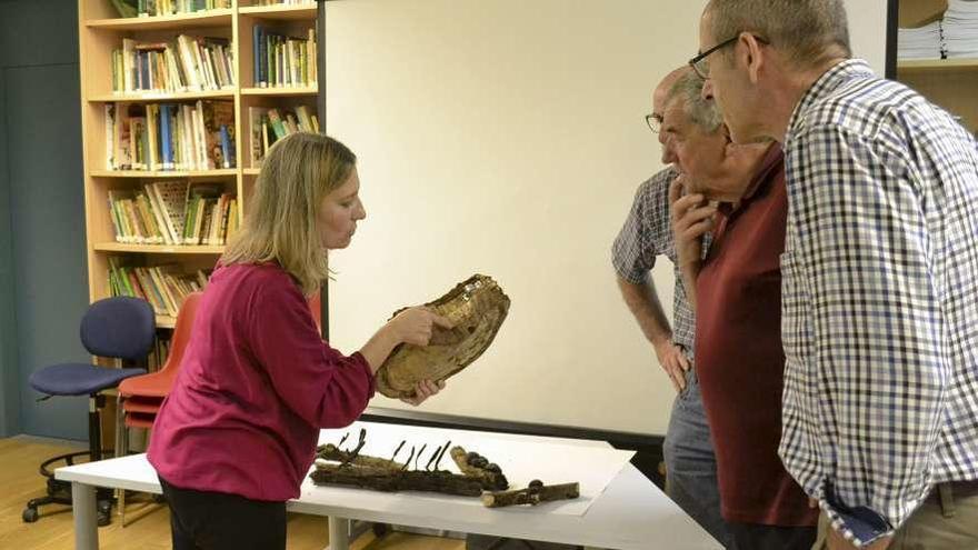 Marta González, durante el taller sobre hongos patógenos en la madera, ayer en el Botánico.