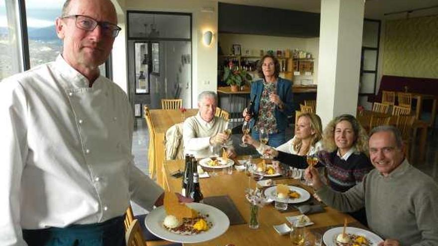 El matrimonio holandés, junto a varios clientes, en el interior del nuevo restaurante.