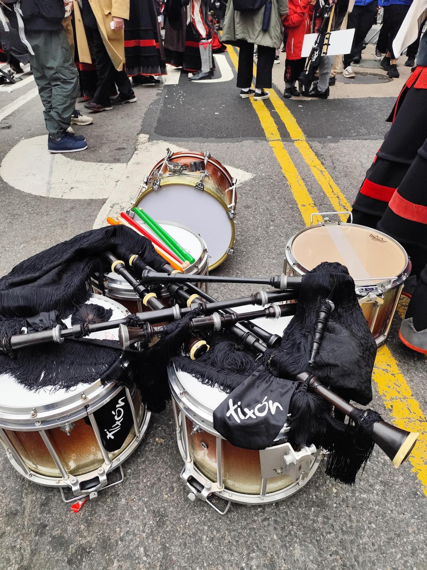Así fue el desfile de la Banda de Gaites "Villa de Xixón" por la Quinta Avenida de Nueva York (en imágenes)