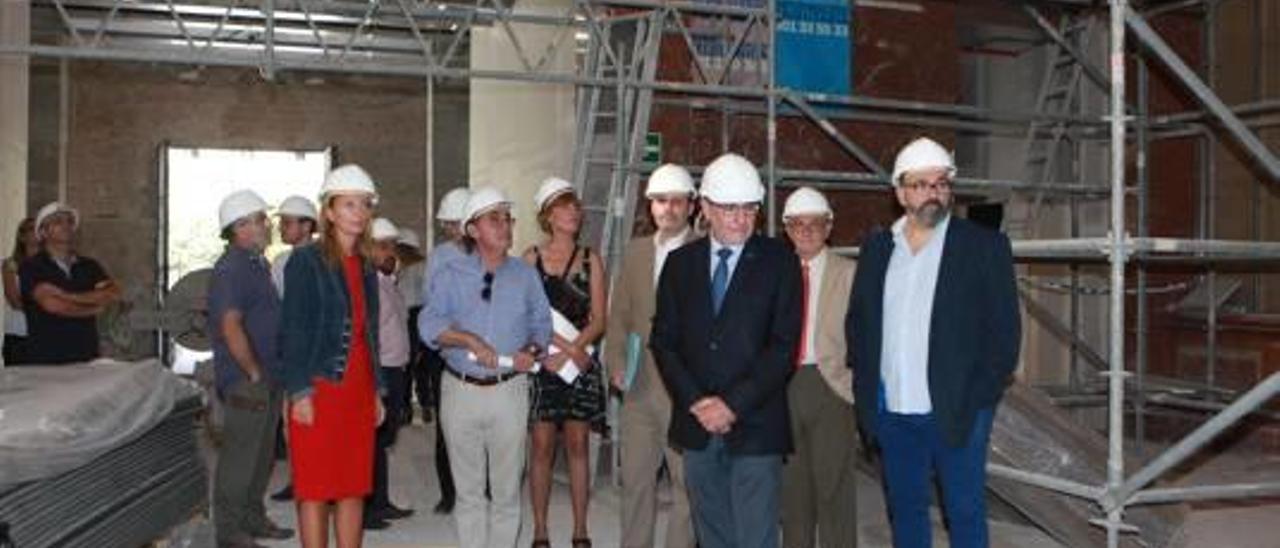 Representantes del ayuntamiento y la UJI visitaron el jueves las obras del edificio.