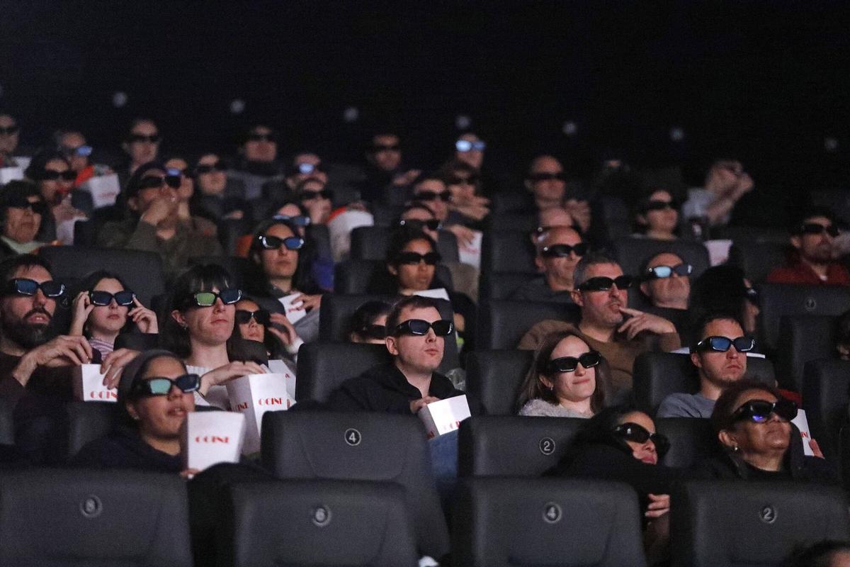 Girona. Cinemes Ocine. Espectadors veient Avatar 3 amb les ulleres de 3D posades.