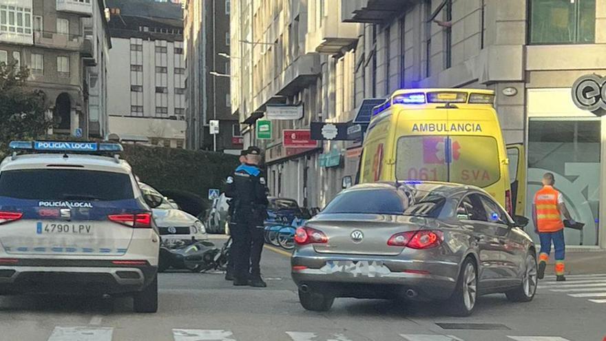 Accidente en A Coruña: un coche y una moto chocan en Río Monelos junto a la entrada del Forum