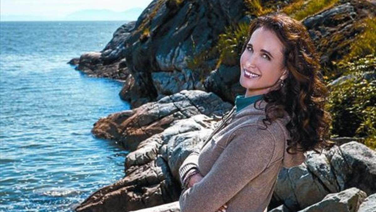 La actriz Andie MacDowell, en una imagen promocional de la serie 'Cedar Cove', su debut en televisión.