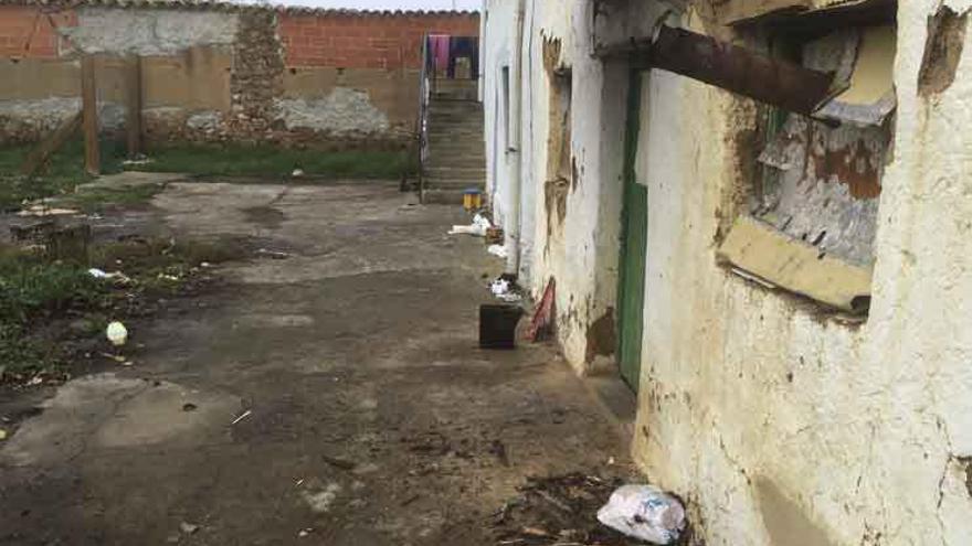 Vivienda en la zona de los huertos ocupada por varios sin techo.