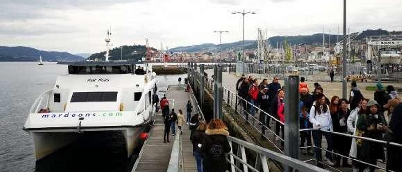 Un barco atracado en el embarcadero del transporte de ría. // FdV