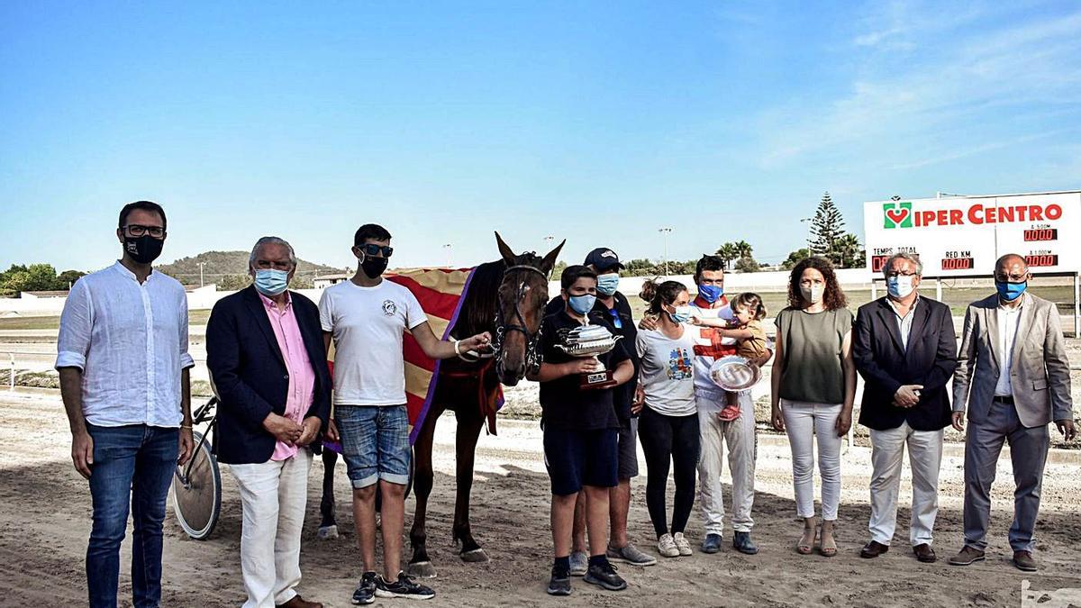 Jaume Morro y Jaume Fluxà, con Ivana de Font, con los trofeos de vencedores en el Municipal. | IEHM