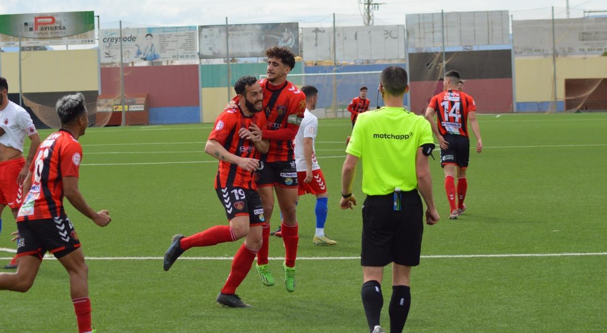 Juanfran Holanda, con el 19, celebra uno de sus goles ante el Cartya en el Manuel Polinario.