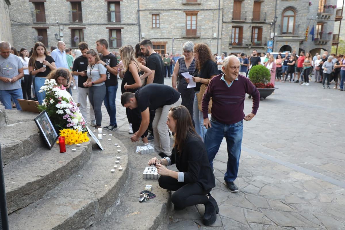 Minuto de silencio en Boltaña por el asesinato del hijo de un miembro de La Ronda de Boltaña