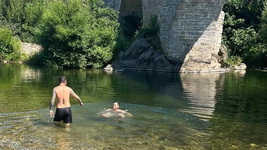 Vecinos y visitantes encuentran alivio en Puente d'Arcu, Laviana, para combatir las altas temperaturas: "El agua está perfecta"