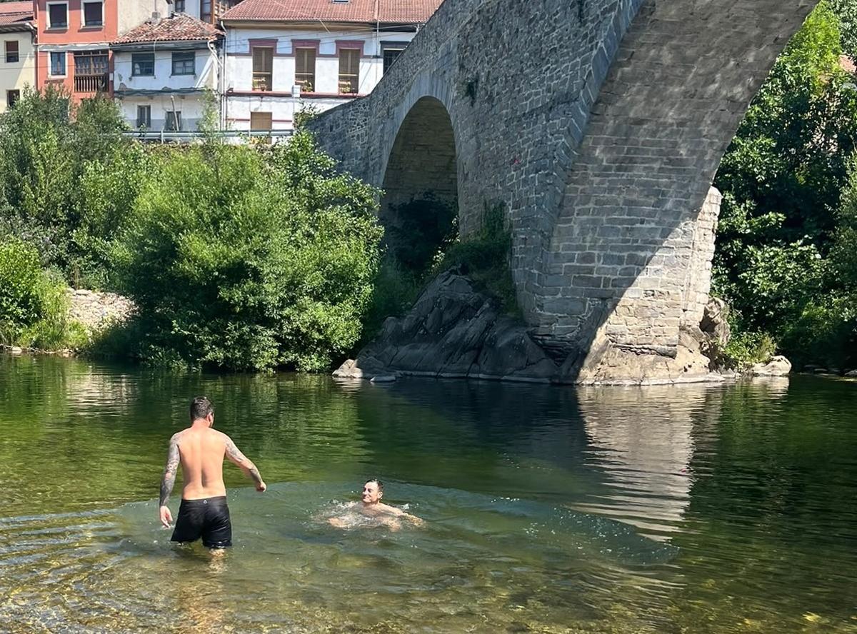 José Gracia y Alejandro Gracia refrescándose en las aguas de Puente d’Arcu.
