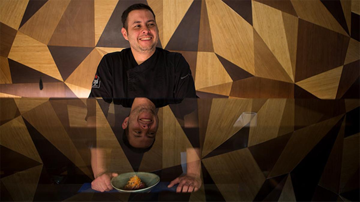 Santiago Forero, del restaurant Ají, prepara un ’cebiche’ de tonyina.