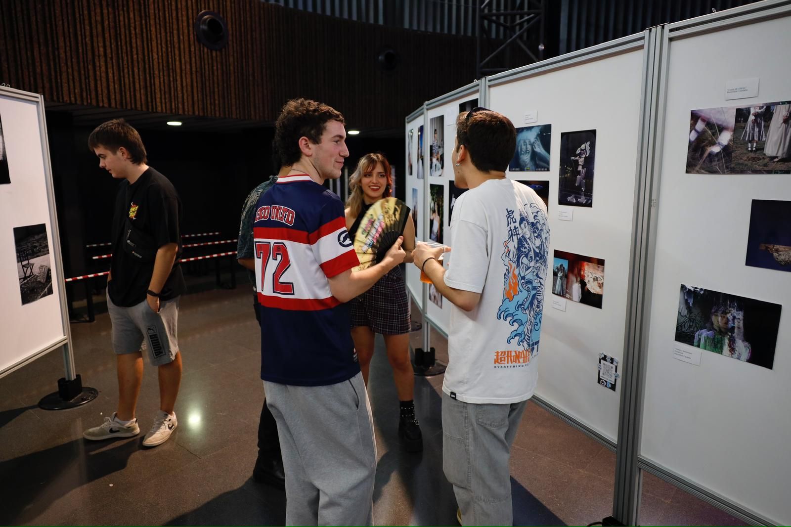 En imágenes | El Centro Cívico Delicias acoge una exposición de jóvenes fotógrafos de Zaragoza