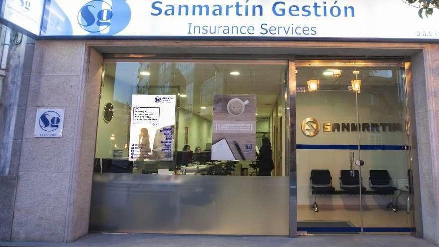Sanmartín Gestión inauguró su nueva oficina en la Plaza del Concello en enero. // Bernabé