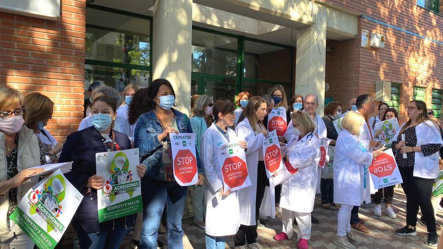 Unas 250 personas condenan en Tauste las agresiones a sanitarios de su centro de salud