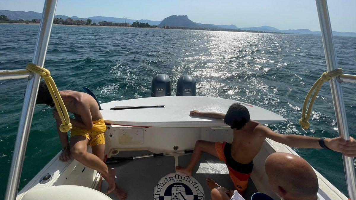 Los dos chavales, en la barca de Vigilancia Marítima de Dénia.