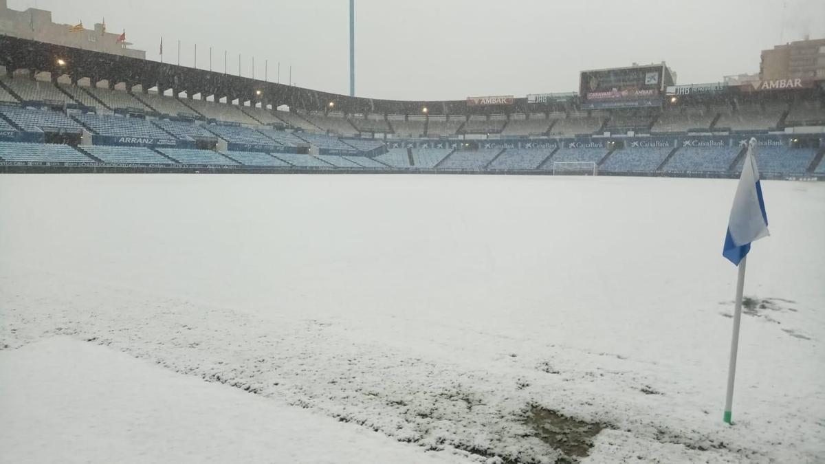 La nevada que tiñe de blanco la Romareda